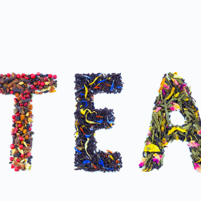image du mot TEA écrit de façon ludique avec des plantes de diverses couleur 